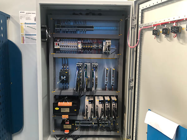 5.Electrical cabinet with mult servo axis drive