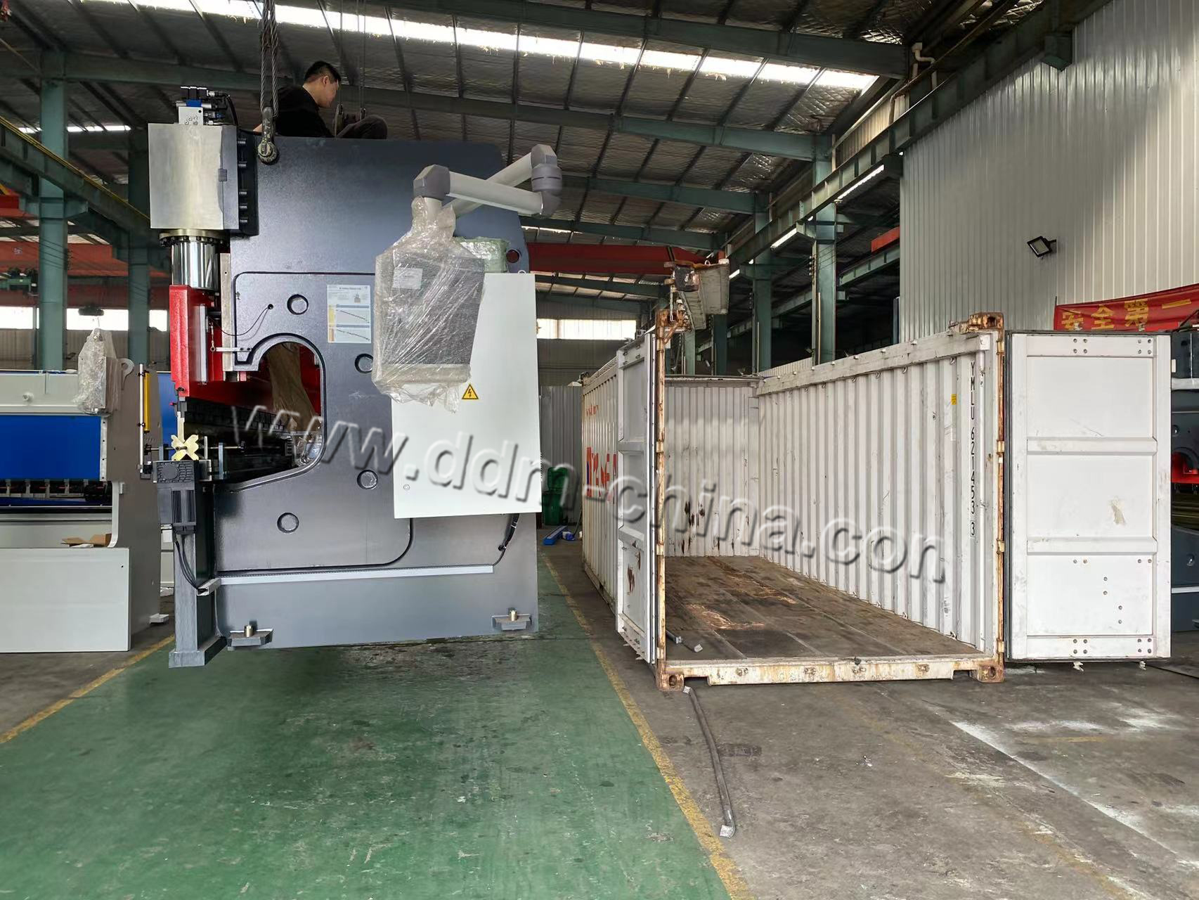 container loading iamge for ddm cnc press brake 